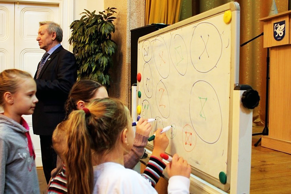 Mansur Gilmullin, author of the “Mathematics with Mansur-abyy” channel, explains the button problem to children in class. Children’s University, Yelabuga, 2017-11-19