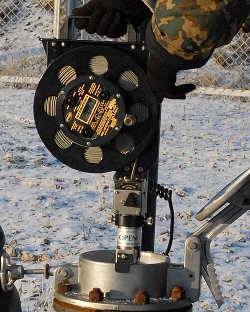 Electronic tape for measuring oil levels in tanks
