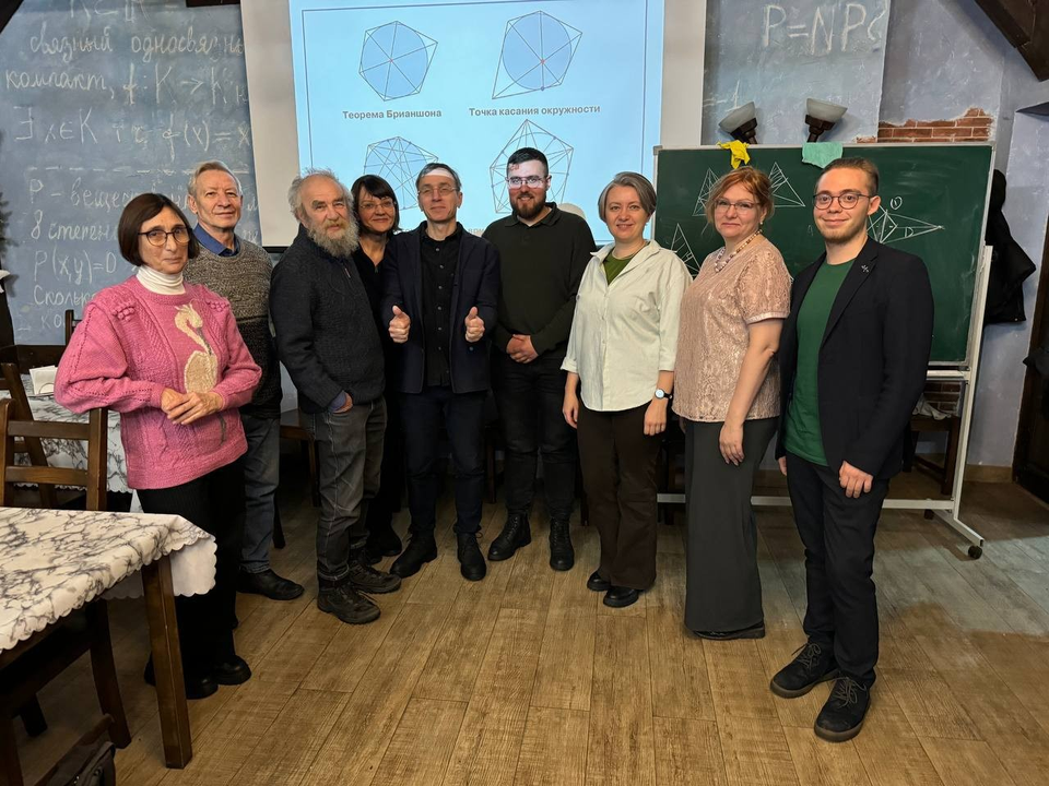 M. A. Volchkevich. Using parallel projection in geometry problems. Photograph: participants in meeting 168. Mansur Gilmullin, author of the Mathematics with Mansur-abyy blog, is second from the left. Video and materials