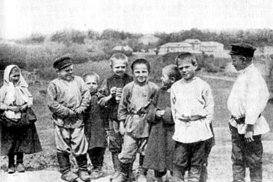Children from Yasnaya Polyana in front of the estate. Photograph by V. G. Chertkov