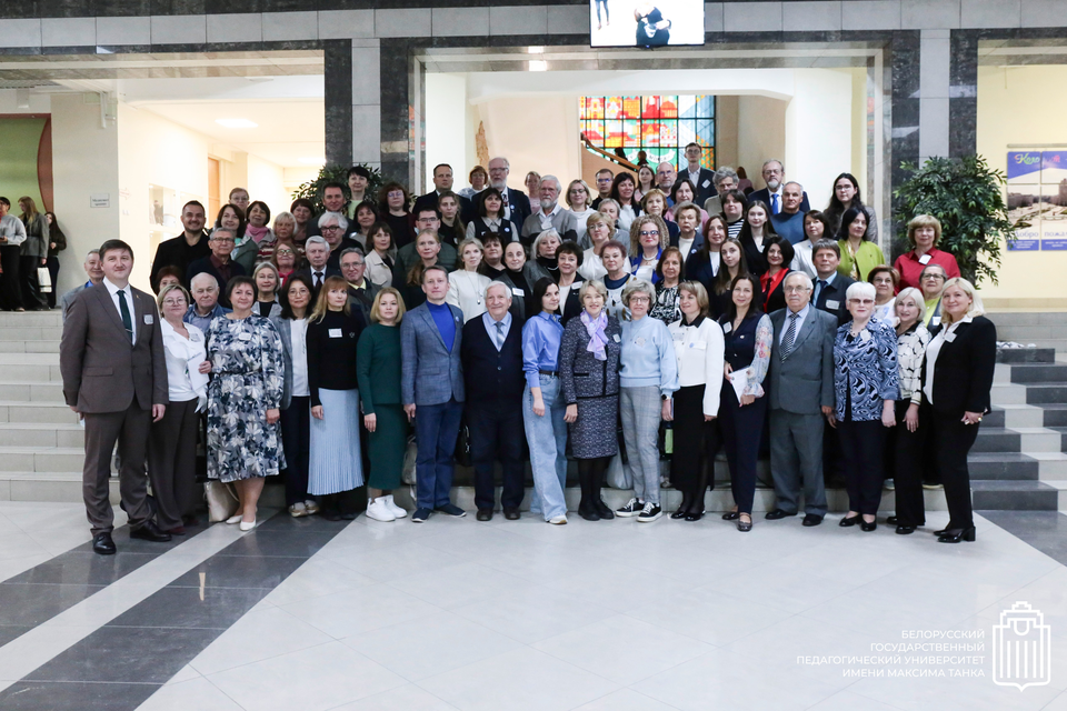Seminar participants in a group photograph.
