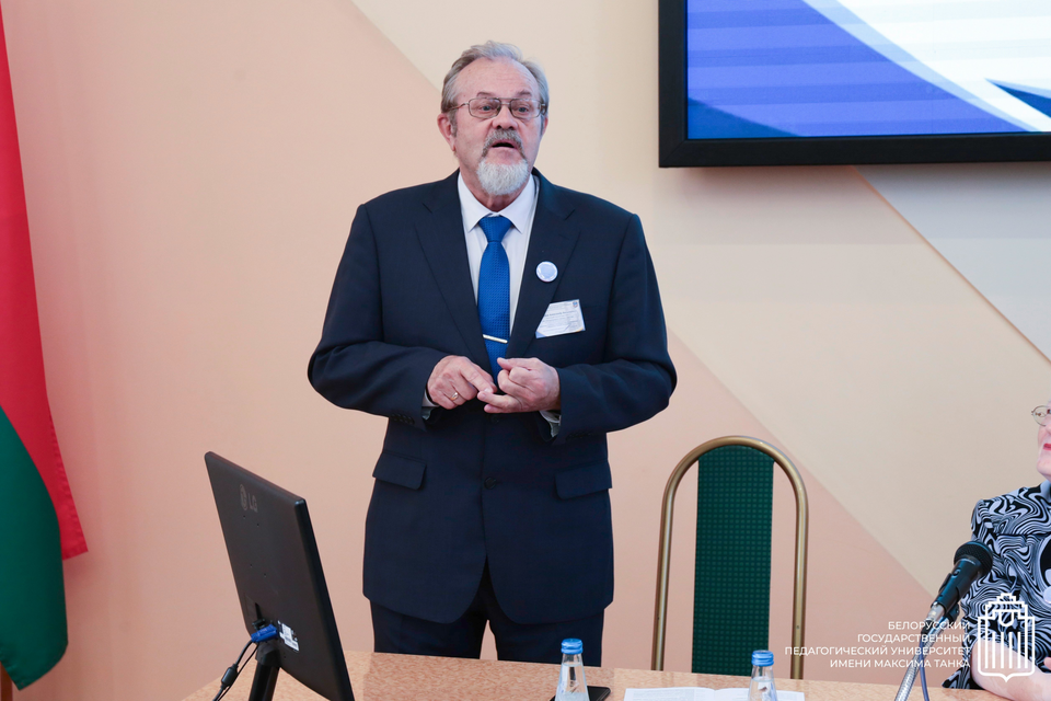 A presentation by A. V. Yastrebov, the seminar's academic director.